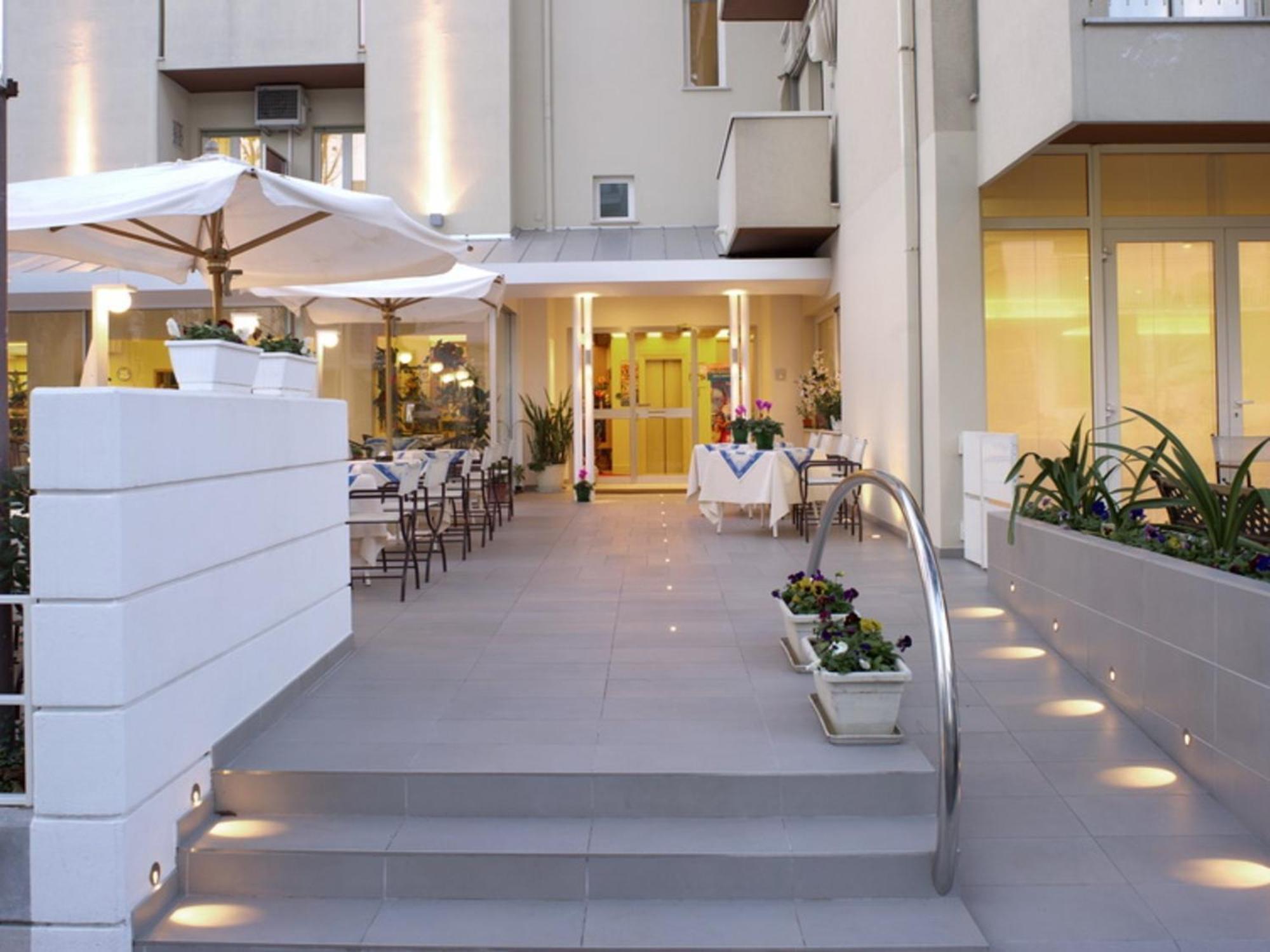 Hotel Nives Ριτσόνε Εξωτερικό φωτογραφία
